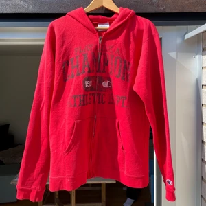 Champion Hoodie - Riktigt schysst vintage Hoodie från Champion. Precis köpt från second hand sida men var tyvärr för liten. Enligt lappen säger den storlek XL men jag skulle säga S/M, då jag är Large och den är lite liten på mig. Passar både damer som herrar såklart! Undras det över något så fråga på för fasen! 