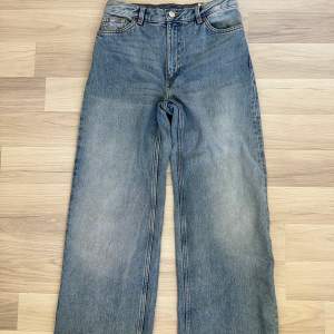 Helt oanvända monki-jeans med ett super bra skik💕dessa har dock inte kommit till användning på grund utav att dom varit förstora för mig💕