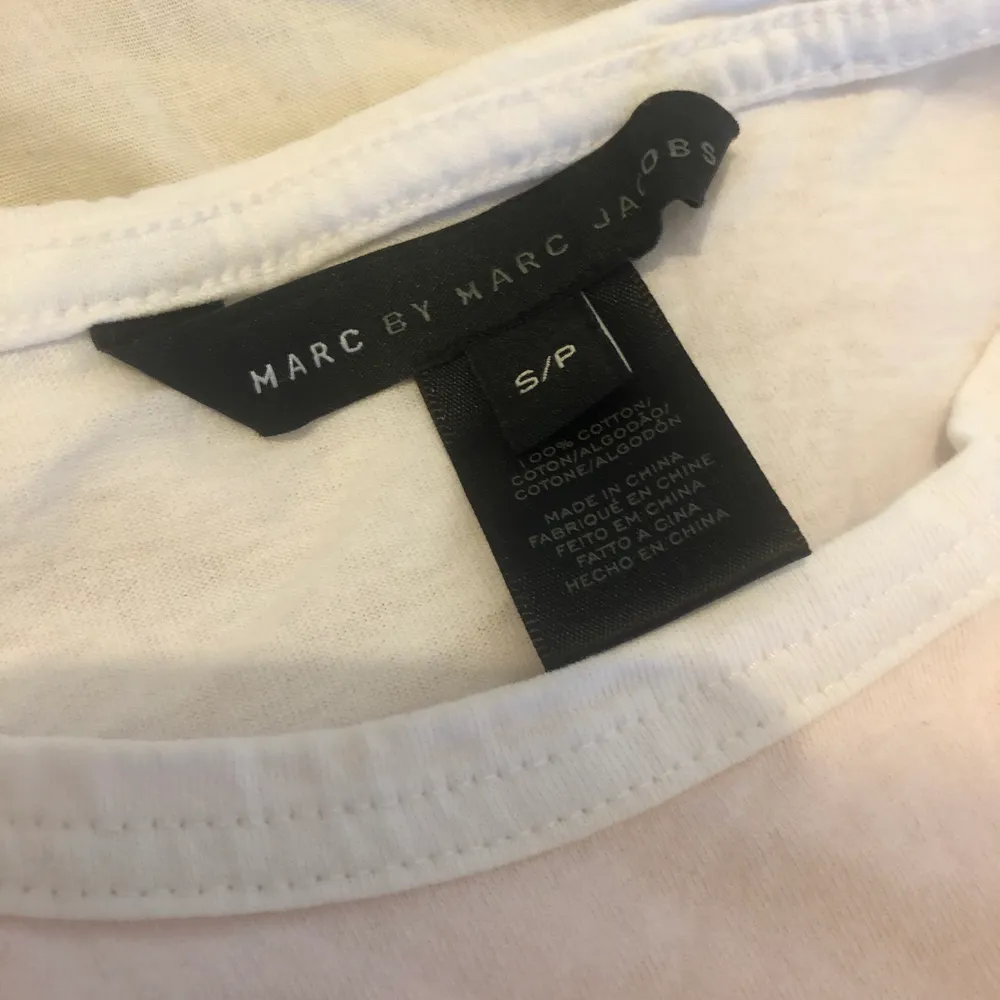 Fantastisk t-shirtklänning i fina färger som är använd en gång, knälång och extremt bekväm. Marc Jacobs! storlek S. Klänningar.