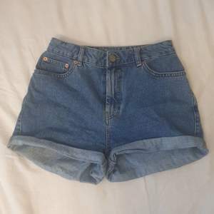Denim shorts som är från Asos strlk 38, blivit för små för mig. Knappt använda så gott som nyskick. :) 