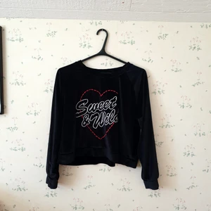 Sweet and wild  - Peilie shop. Mjuk. Blåser upp där bak som en kjol. Känns ömtålig. Perfekt med en vit polo under. 