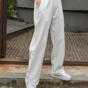 Fina linneliknande byxor - ”Linnebyxor” som är jätte sköna! Kommer nästan aldrig till användning. Raka i modellen med resor i midjan. Passar XS/S