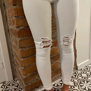 Vita rippade Jeans  - Dessa rippade jeans har endast använts vid ett tillfälle. Jeansen är högmidjade i storleken XS-S. De är ganska stretchiga vilket gör jeansen allmänt skönare och mer bekväma att bära. Säljes för 80kr + frakt (kan även mötas upp i gbg) 