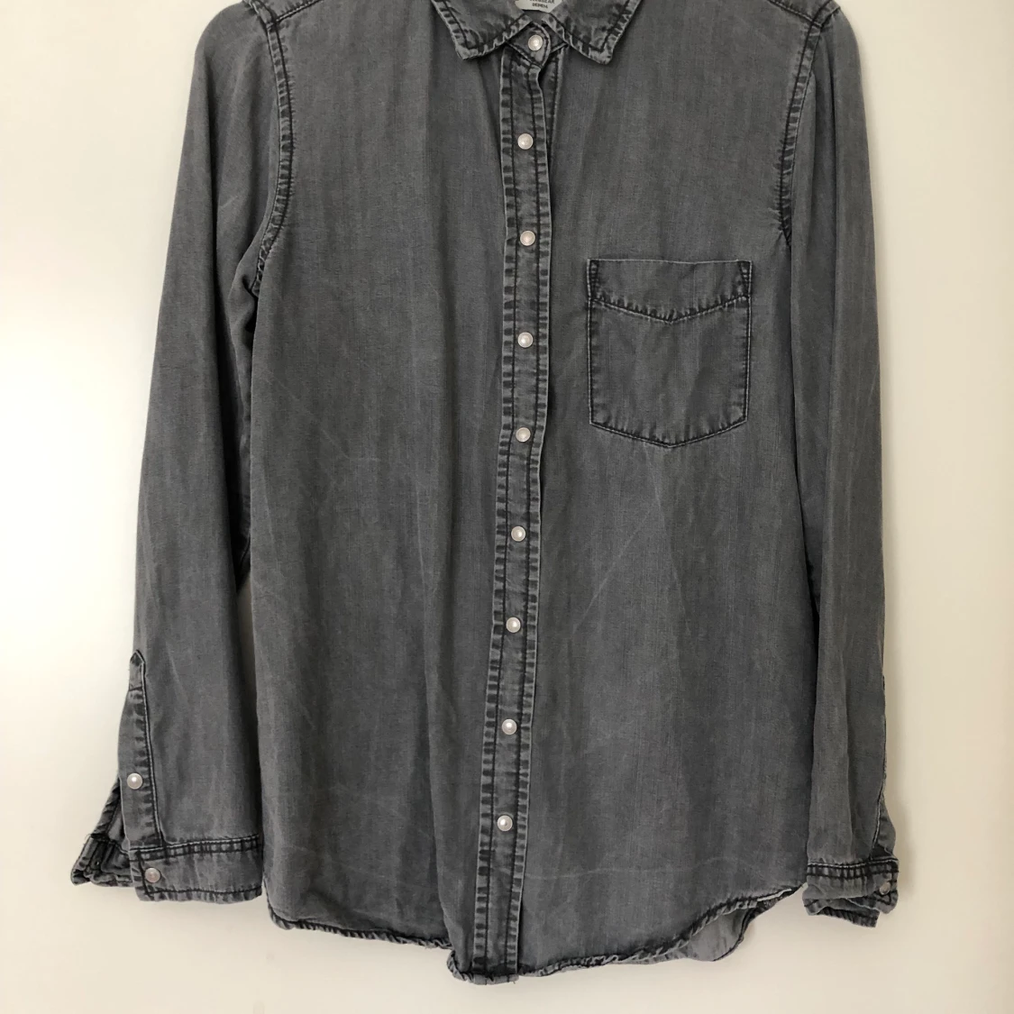 Grå skjorta  - 90