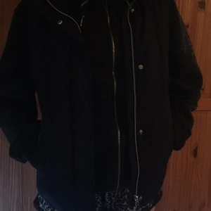 en mörkblå/svart väst från hm - har haft den i 2 år och ridit med den fåtal gånger men är precis som ny