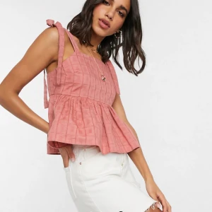 Sommarlinne  - Väldigt gulligt sommarlinne från Asos🌸🌸 Knytbara band över axlarna. Storlek 36, oanvänt med prislapp kvar.