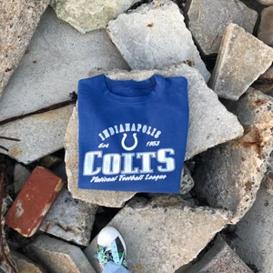 Vintage sweatshirt!! 🌅🌆 - Vintage sweatshirt från Indianpolis colts. Storlek Xl. Passar riktigt bra oversized. Tröjan är i begagnat skick. Tveka inte att höra av dig om du undrar något!! 🌱🌅