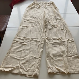 Bikbok linne byxor - Har aldrig använt innan eftersom att dem är för långa för mig, inte tvättad och den är i helt nytt skick!🔥