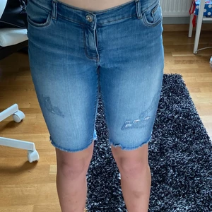  Jeans shorts Strl 158 eller XS/XXS - Det är ett par stretchiga och långa jeans shorts. Dem är Strl 158 i barnstorlek alltså passar både XS och XXS. Shortsen är i väldigt bra skick och är använd fåtal gånger. Jag säljer byxorna eftersom dem är för små för mig.