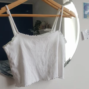 Linne topshop - KONTAKTA INNAN KÖP NU. Kort linne från topshop. Använd men i väldigt fint skick. Strl 38, men passar mindre också, brukar oftast ha 36 i toppar. Frakt ingår inte, frakt nedan stämmer ej🌼