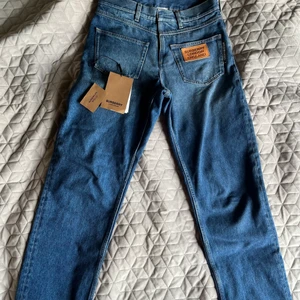 Burberry jeans - Säljer nu dessa sjukt feta burberry jeans. Storlek 32/32. Retail är över €800 men de är helt slutsålda överallt. Jeansen är helt oanvända och i strålande skick. Tags följer med. Trades kan vara intressant! Snabb affär innebär lägre pris!