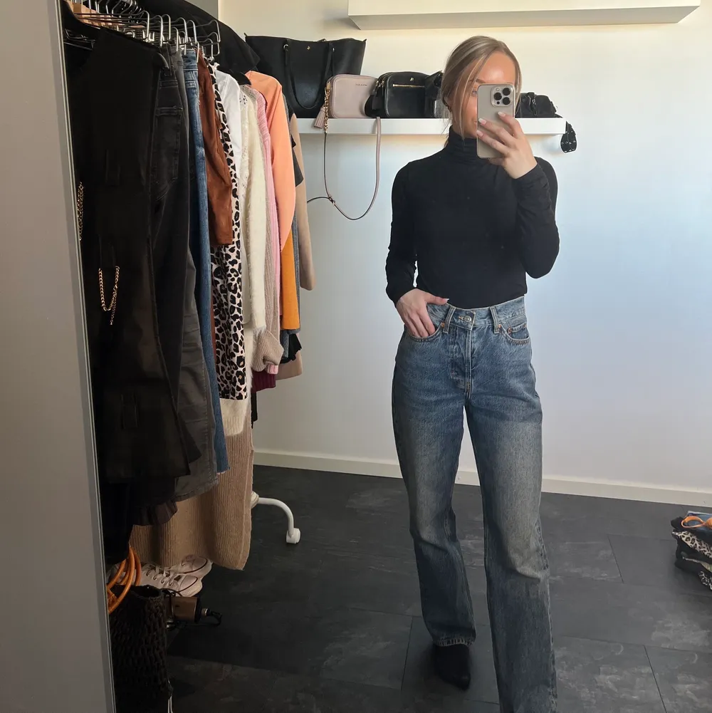Dad jeans i superfin färg & form som tyvärr blivit för stora för mig🤍 Kom med prisförslag om du är intresserad!🌷. Jeans & Byxor.