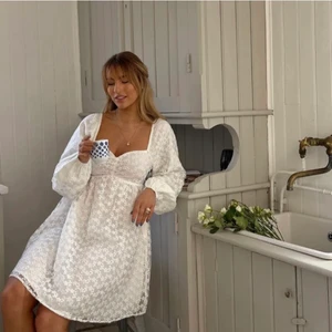 Sommarklänning - Säljer Sanna Jörnviks underbara klänning från hennes kollektion med NA-KD i storlek 36. Klänningen är helt perfekt till student eller skolavslutning. Jag köpte den här på Plick men den passade tyvärr inte mig. Den är oanvänd med lappen kvar. Skriv gärna om du har någon fråga eller vill ha mått på klänningen! Pris kan diskuteras vid snabb affär💓