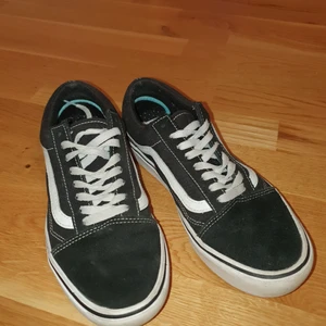 Vans skor - Ett par Vans skor i bra skick (modell låga). Vissa delar av skorna är i svart mocka och dem är bara använda ett par gånger. 