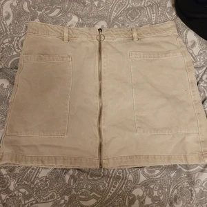 Beige Kjol - Använda fåtal gånger. Super fin. Skulle säja att den är lite liten i storleken men inte mkt. 