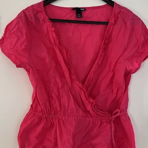 Blus - Knytblus cerise.