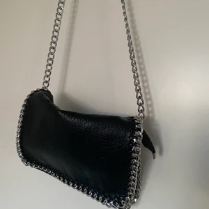 Tiamo väska - Säljer min fina tiamo väska som tyvärr inte kommer till användning längre. Vid intresse kontakta mig privat så kan vi diskutera pris osv.💕☺️