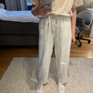 Vita mjukisbyxor - Säljer dessa då dom inte kommer till användning💕 Byxorna är använda två gånger innan och är därför i nyskick💕 Är höjmidjade och lite kortare (inte mycket) i benen som på bild 1💕 Säljer för 84kr + 66kr frakt så totalen blir 150kr💕 skriv privat vid intresse och pris kan alltid diskuteras💕