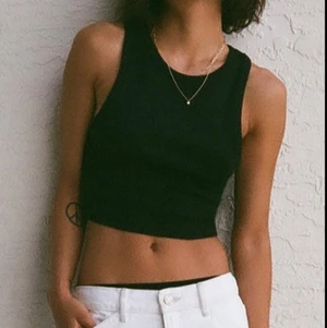 svart linne - Säljer denna linne i storlek s ifrån zara. Finns inte längre på hemsidan i just denna färg och passform. 💕Köpt för 1 år sen, använt endast 1 gång så nyskick!💓 (lite osäker på vad frakten blir men blir nog inte så dyrt) 