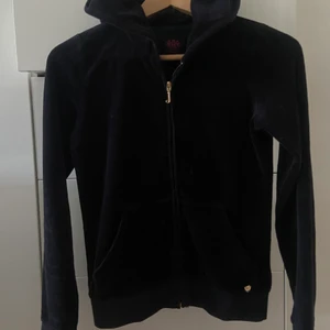 Juicy Couture kofta - Juicy Couture hoodie i marinblått i barnstorlek 14 men är som XS. Använd men är i bra skick! Hör av er vid frågor!