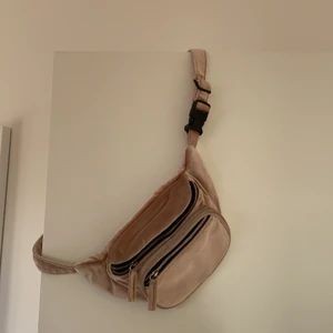 Jättefin magväska i rosa sammet - I fint skick! Säljer för 80 kr. Köparen står för frakt. 