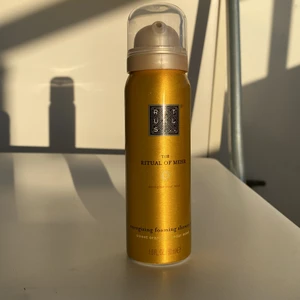 Rituals Shower Gel ☀️🧴 - Oandvänd Rituals energising foaming shower gel med doften av sweet orange och cedar wood. ”The Ritual Of Mehr”. Frakt på 24 kr tillkommer💞☀️