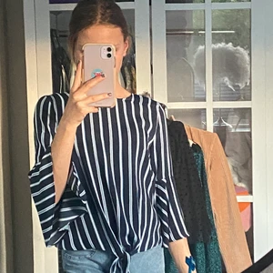 Cubus  - En svart blus med blåa och vita ränder och lite volangad i slutet på armarna, använd 1-2 gånger bra skick