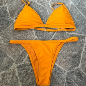 Bikini från Nelly - Endast testad men tyvärr för liten för mig, smala band på perfekt när man t.ex Solar. Överdelen i S och underdelen XS. 100kr inkl frakt