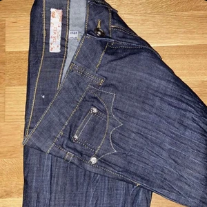 Lågmidjade jeans  - Ett par coola Lågmidjade jeans med coola detaljer. 