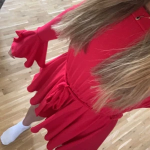 Byxdress - En röd fin byxdress som mer liknar en klänning, från Nelly, använd 2 gånger. Skönt material, pris kan diskuteras. 