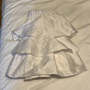 Volangkjol - En jätte fin volangkjol i bästa skick, aldrig använd. Prislappen är kvar. Kjolen är från Vero Moda och är i storlek m, väldigt liten i storlek så skulle passa en s. Perfekt nu till sommaren om man antingen vill klä upp sig lite eller ha på sommaren,