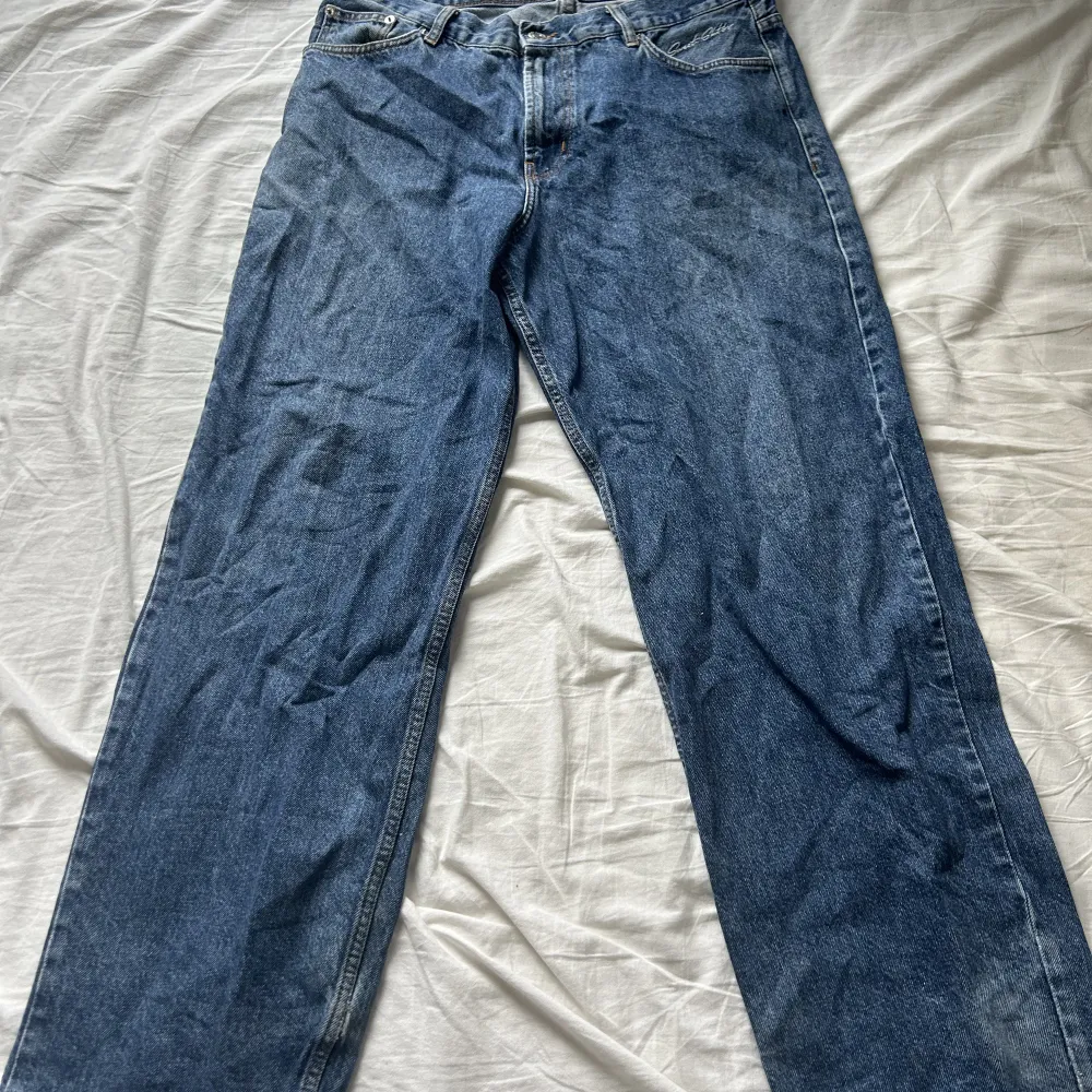 Sweet sktbs jeans, lite sletna vid fötterna men annars i bra skick👆. Jeans & Byxor.