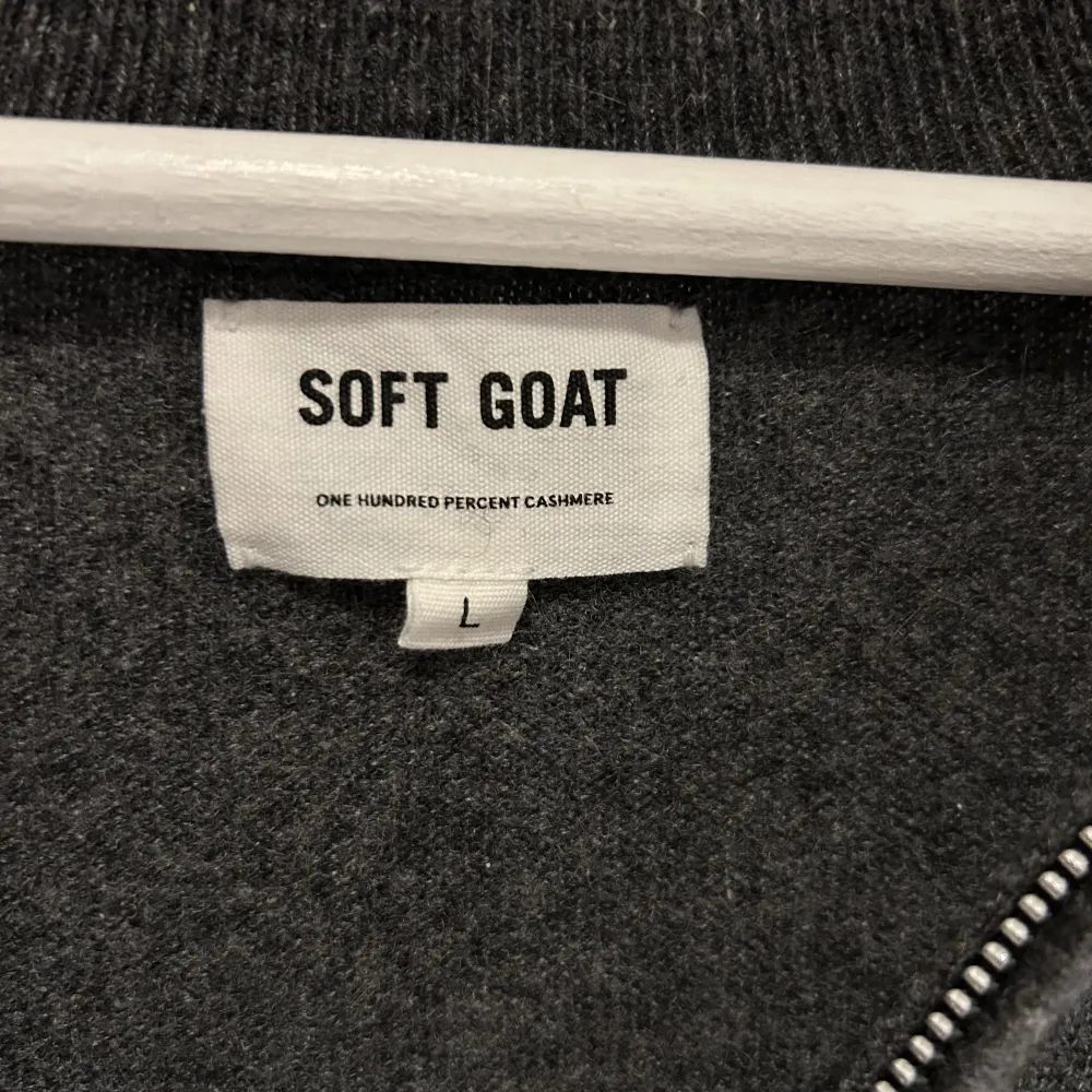 Soft goat zip hoodie 100% cashmere, Storlek L men passar M, ny pris 2695 skick 9/10 pris kan diskuteras . Stickat.