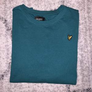 Säljer en T-shirt från Lyle & Scott. Använd få gånger så i väldigt fint skick! Passar som en small. 