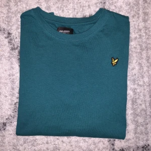 Lyle & Scott T-shirt - Säljer en T-shirt från Lyle & Scott. Använd få gånger så i väldigt fint skick! Passar som en small. 