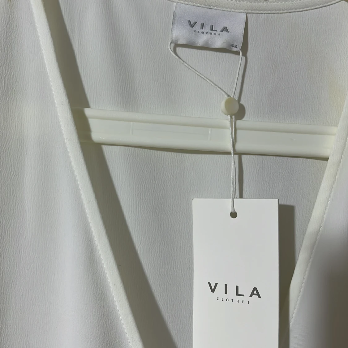 Vit topp med knytband - 91