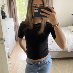 Stickad T-shirt  - Svart stickad helt oanvänd T-shirt som har prislappen kvar. Den är stretchig så den passar mig som vanligtvis är S. Jätteskön och härlig men har inte haft användning av den