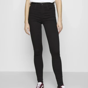 Oanvända svarta levis jeans  - Oanvända svarta levis jeans. 720 high-Rise super skinny heter modellen. Alla lappar kvar. Storlek 30x32. Nypris 999kr. Frakt tillkommer 