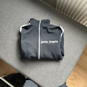 Palm angels hoddie  - Detta är en Palm angels hoddie som inte passar mig säljs för bra pris. För mer frågor skicka gärna till  mig kan tänka mig att ändra priset. Har ett par liknade byxor som passar till skulle kunna tänka mig att sälja hela kittet men för lite mer då