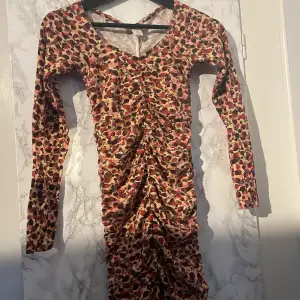 Säljer denna jätte fina och oanvända klänning ifrån Monki🤍 Säljs då jag tyvärr inte har fått någon användning för den! Kontakta om det finns någon fråga!🤍