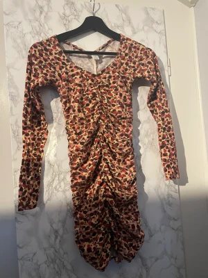 Söt klänning🍁 - Säljer denna jätte fina och oanvända klänning ifrån Monki🤍 Säljs då jag tyvärr inte har fått någon användning för den! Kontakta om det finns någon fråga!🤍