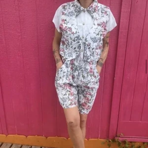 Byxdress retro - Jumpsuit uppskattas till strl s. Skjortan och västen är liksom hopsydda i sidan. Har fått otroligt mycket komplimanger för denna - din tur! Jättebra skick. 