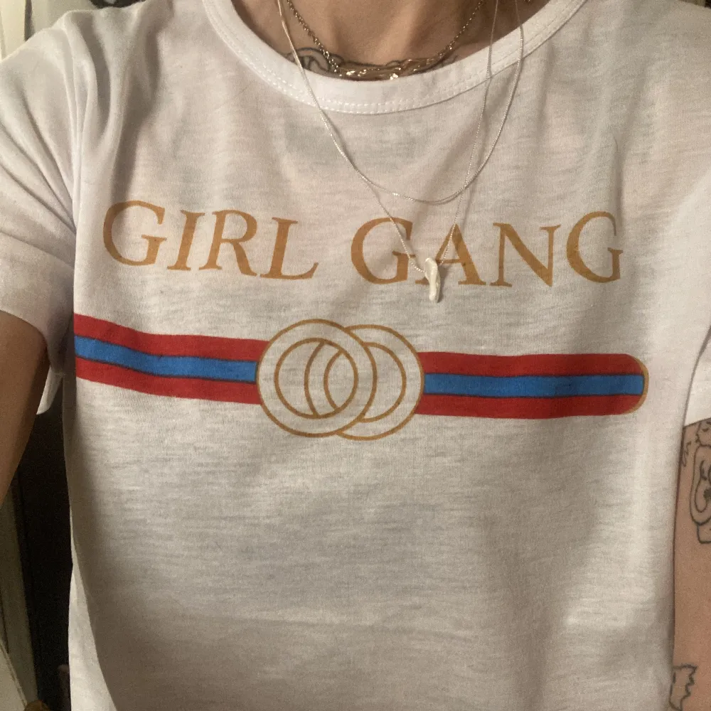 Rolig tunn skön tisha med tryck Girl Gang gjord med Guccis uttryck. Bra skick. . T-shirts.