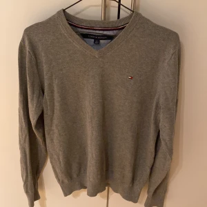 Stickadtröja, Tommy Hilfiger - Säljer en stickad tröja från Tommy Hilfiger i väldigt bra skick. Tröjan är i storlek S. Skicka dm för frågor eller fler bilder.