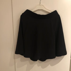 Kjol - Svart kort kjol. Minns ej vart ifrån jag köpte elr vilken storlek då lappen är bortklippt. Tror den är från Ginatricot🫶🏼 Storlek passar S-M.