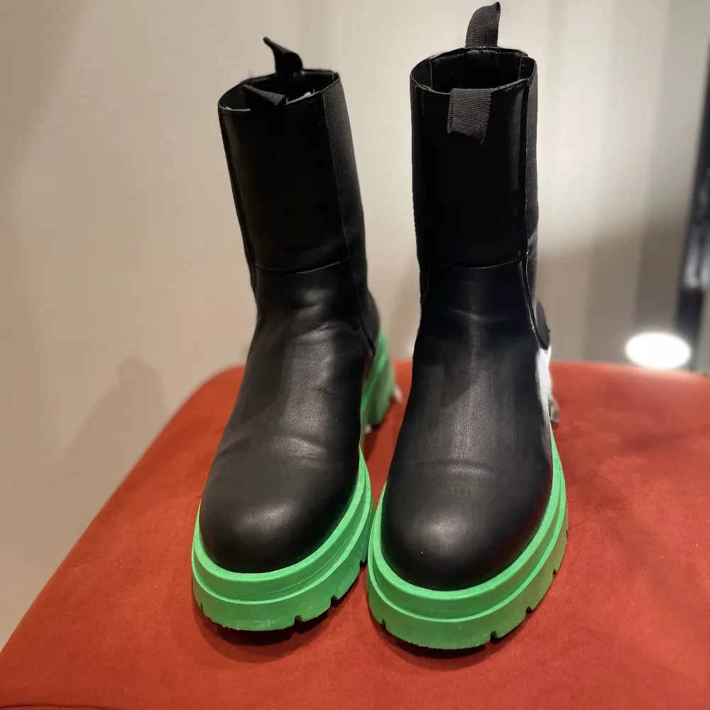 🌸Superfina Chelsea boots från ”Topshop” i grön och svart! Ankel bootsen är i storlek 39, höjden på klacken 5 cm och hela bootsen 24 cm!💞 🌸Superfina och i bra skick! Passar till allt!  🌸Kontakta vid frågor!!🌸💞. Skor.