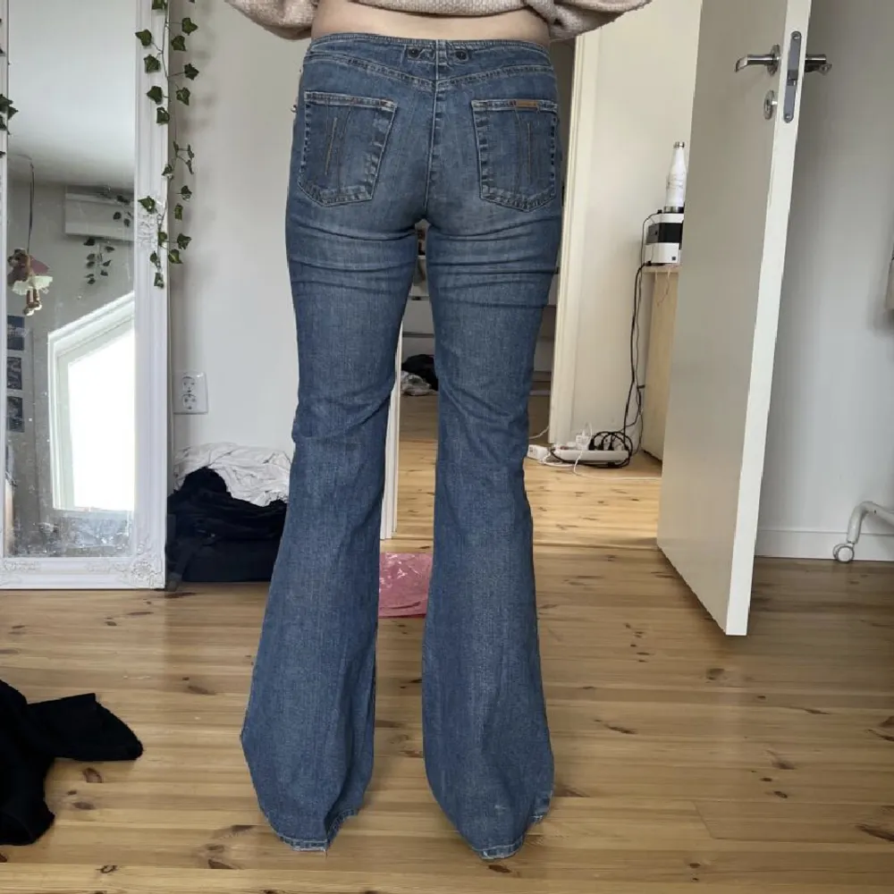 Säljer dessa fina lågmidjade bootcut jeans med bälte. Jeansen har lite syn på användning men annars i fin sick. Innerbenslängd: 82 cm midjemått: 74cm❤️. Jeans & Byxor.