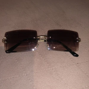 Solglasögon - Solglasögonen från shein som va skitpopulära för nått år sen! Typ aldrig använda