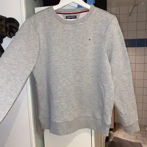 Sweatshirt från Tommy hilfiger. Knappt använd som ny