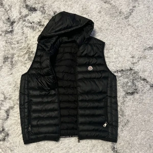Moncler Väst - Säljer en Moncler väst då den inte passar längre.